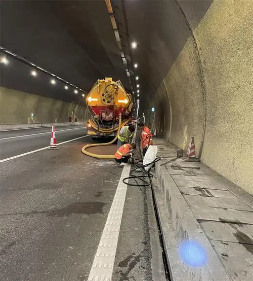 索县隧道排水渠清淤